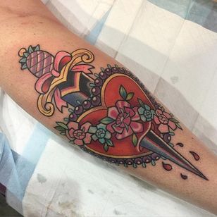 Tatuaje de daga tradicional femenina por Sarah K. #SarahK #girly #traditional # dagger #flower #heart #heartdolk