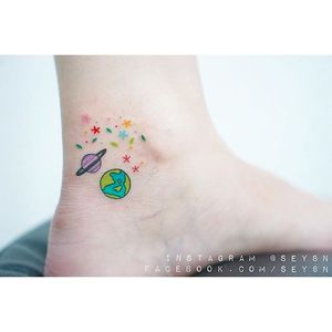 Planet tattoo by Seyoon Gim. #SeyoonGim #seyoon #SouthKorean #microtattoo #planet #earth