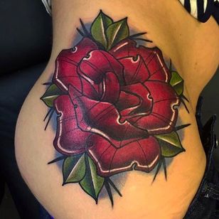 Tatuaje de una rosa enorme en el costado.  Gran trabajo de Shane Klos.  #shaneklos #neotradicional #ilustrativo #revolutioninkstudio #rose #rosetatovering
