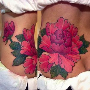 Huge and vibrant peony tattoo by Jun Teppei, the straightforward approach to coloring and crisp lining is just excellent. #junteppei #peony #flowertattoo #japanesetattoo #lowerbacktattoo