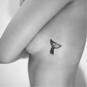A gorgeous whale tale tattoo with perfect placement by Hongdam. (Via Instagram ilwolhongdam) #hongdam #tinytattoo #perfectplacement