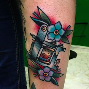 Once again, a rad looking coil machine tattoo by Chris Papadakis. #ChrisPapadakis #traditionaltattoo #COIL