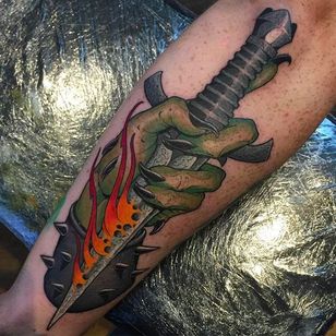 Tatuaje de mano y daga súper genial de Dave Swambo.  #DaveSwambo #Mano #daga #neotradicional #daga #mano