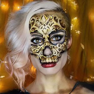 Gilded Skull by Emily Anderson (via IG-likecharity) #MUA #MakeupArtist #bodypaint #creepy #halloween #EmilyAnderson #skull #mask #gold