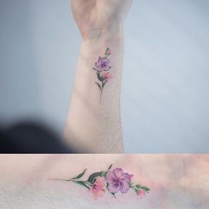 Floral micro-tattoo by Sol. #Sol #flower #floral #subtle #micro #microtattoo #tiny #feminine #mini #southkorean