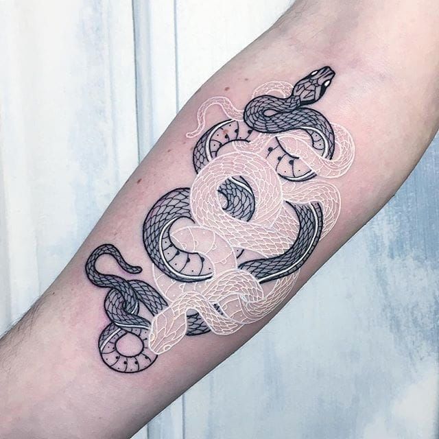 Татуировка змеи Инь-ян от Мирко Сата. #МиркоСата #STTTVision #белая линия #линейка #иньян #черно-белый #змея #современный