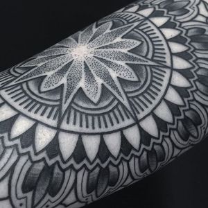 A gorgeous mandala with a touch of dotwork by Gena Puhnarevich (IG—gena_tattooer). #blackwork #GenaPuhnarevich #mandala #mehndi #sacredgeometry