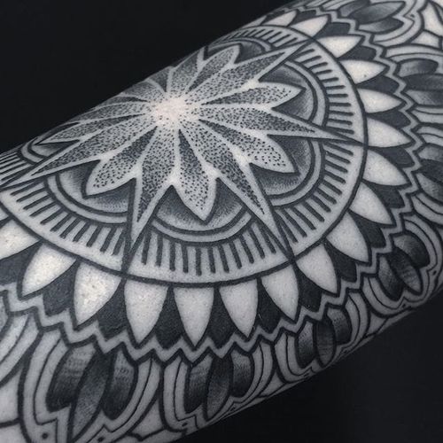 A gorgeous mandala with a touch of dotwork by Gena Puhnarevich (IG—gena_tattooer). #blackwork #GenaPuhnarevich #mandala #mehndi #sacredgeometry