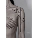 Flat black leaves tattoo from shoulder to upper arm by Ilya Brezinski #Ilyabrezinski #ilyabrezinskitattoo #black #blackwork #minimalist #leaftattoo #leaves #leavestattoo #Minsk