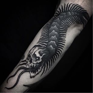 Tatuaje espeluznante de Matteo Al Denti #MatteoAlDenti #blackwork # skull #insect #centipede #creepy