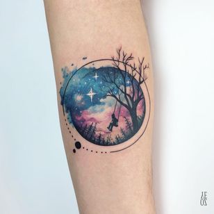 Tatuaje de galaxia en acuarela de Yeliz Ozcan