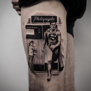 Superman tattoo by Dez Hernandez #DezHernandez #tvtattoos #blackandgrey #realism #realistic #hyperrealism #superman #superhero #hero #photobooth #1950s #tvshow #tattoooftheday