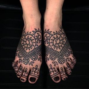 Pretty feet by Matt Chahal via instagram mattchahaltattoo #mendhi #decorative #linework #patterns #mattchahal