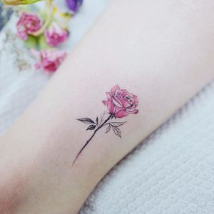 A delicate lil' rose by Banul. (Via IG - tattooist_banul)