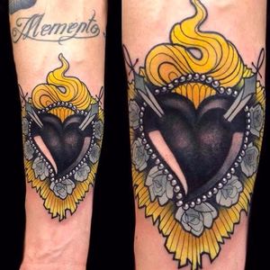 Another awesome heart tattoo, this time a black one on the forearm. Tattoo by Giulia Bongiovanni. #giuliabongiovanni #heart #forearmtattoo #neotraditional #coloredtattoo