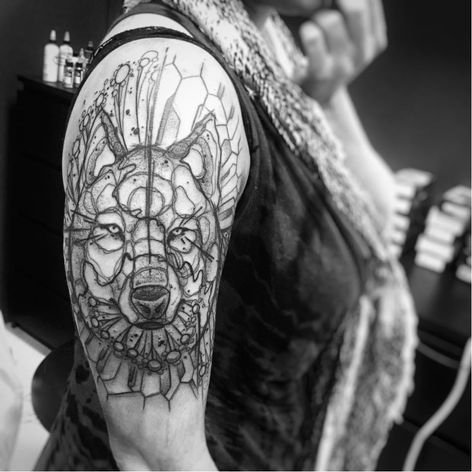 Tatuaje de lobo de Krusty Cola #KrustyCola #graphic #blackwork #sketch #wolf #blckwrk #animal