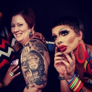 Queen Raven poses with a fan who got her tattooed on her arm #RupaulsDragRace #Rupaul #DragRace #drag #DragQueen #LGBTI #fabulous #fierce #RavenDragQueen