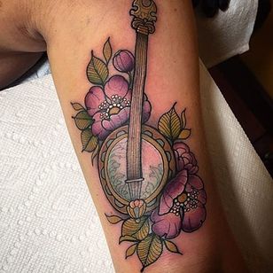 Banjo y flores de Sydney Dyer.  #instrumento #banjo #flores #neotraditional #SydneyDyer