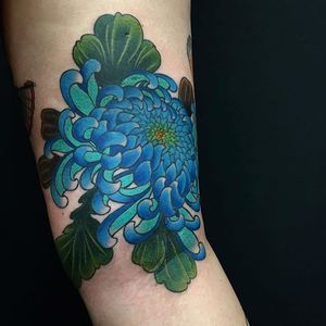 Chrysanthemum by Artemy Neumoin (via IG-ishpiricatattoo) #floral #vibrant #color #irezumi #flora #ArtemyNeumoin