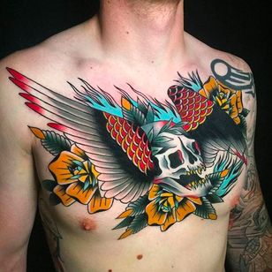 Composición genial en este tatuaje de pecho de Tom Lortie.  #TomLortie #traditioneltattoo #farvettatovering #bryststykke #wingedskull #roser