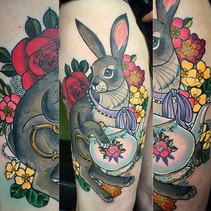 A esta liebre le encanta su té.  Tatuaje de Charlotte Timmons.  #newtraditional #teaking #to #flowers #hare #CharlotteTimmons