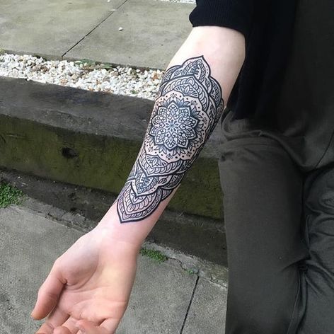 Tatuaje geométrico de Matt Stopps #blackwork #blackworkgeometric #geometric #patternwork #pattern #blackink #MattStopps