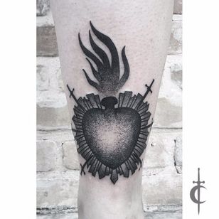 Blackwork sacred heart tattoo por AJ Maloney #blackwork #heart #fire #cross #BlackworkTattoos #BlackworkTattoo #Blackwork #AJMaloney