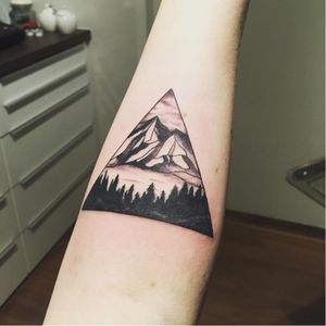 Triangle mountain range. (via IG - tattoosoerie) #Triangle #TriangleTattoos #TriangleTattoo #Geometry #Geometric