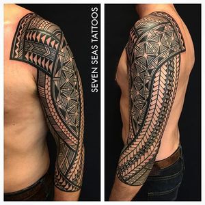This large-scale tattoo by Jeroen Franken (IG—jeroenfranken) has such an intricate flow to it. #blackwork #geometric #JeroenFranken #Polynesian #traditional #tribal