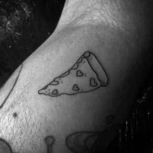 Pedaço de pizza por Jorge Donegá! #JorgeDonega #BlackWork #Pizza #PizzaTattoo #pizzaslice #comidatattoo #foodtattoo