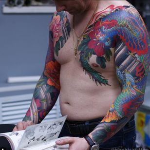Uno de los clientes fuertemente tatuados de Artemy Neumoin (IG - ishpiricatattoo).  #ArtemyNeumoin # Dragón # Japonés # Peonías # Mangas #Tradicional