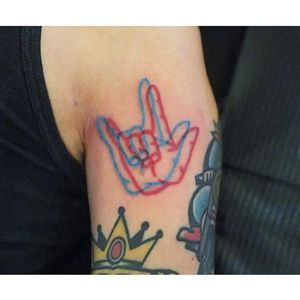 Hang sign anaglyph tattoo by Marcus Yuen. #MarcusYuen #anaglyph #3d #hand