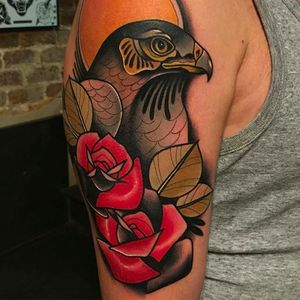 Beautiful Bird and Roses Tattoo by Kike Esteras @Kike.Esteras #KikeEsteras #Neotraditional #Neotraditionaltattoo #Barcelona #Bird #Roses