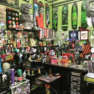 In love with Allan Graves' work station! Anyone else?! #AllanGraves #haunted #horror #halloween #workshop #workplace #workstation
