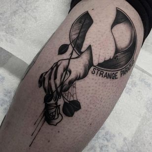 Tatuaje de mano Blackwork de Neil Dransfield.  #NeilDransfield #blackwork #neotraditional #blackandgrey #mashup #rose #hand #romance #heartbreak