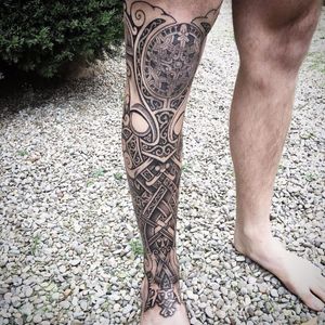 Fechamento de perna sensacional #SeanParry #viking #nordic #nordico #vikingstyle #tatuagemviking #culturanordica #mitologianordica #blackwork #dotwork #pontilhismo