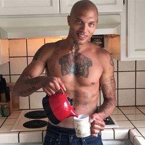 I honestly don't even mind that there's nothing coming out of that tea kettle. #JeremyMeeks #hotfelon #tattoomodel #armtattoo #chesttattoo #facetattoo