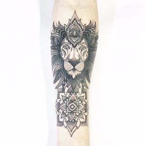 Lindo trabalho por Cabelo Tattoo! #Cabelotattoo #tatuadoresbrasileiros #dotwork #pontilhismo #lion #mandala #leão #fineline