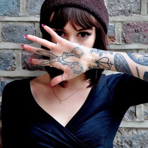 Scissors tattoo of Hannah Snowdon-Sykes. #scissors #blackwork #hannahsykes #hannahsnowdon #tattoomodel #hannahpixiesnowdon #hannahsnowdonsykes