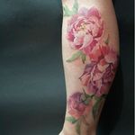 Rit Kit also does charming watercolor style flower tattoos #flower #RitKit #botanical #vegetal #nature
