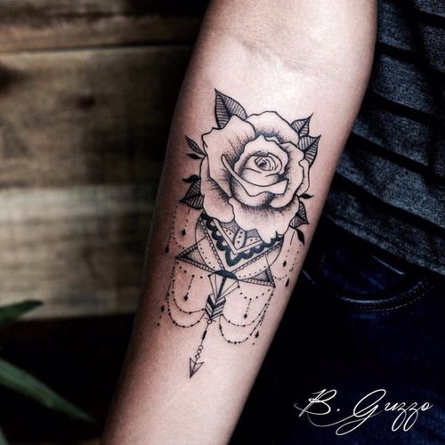 Rosa por Bruna Guzzo!  #BrunaGuzzo #tatuadorasbrasileiras #tattoobr #tatuadorasdobrasil #tattoodobr #rose #rosa #flower #flor #blackwork #ornamental #ornamentos