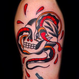 Another solid and clean snake/skull tattoo by Shamus Mahannah. #shamusmahannah #traditionaltattoo #snake #skull #traditional #traditionalstyle