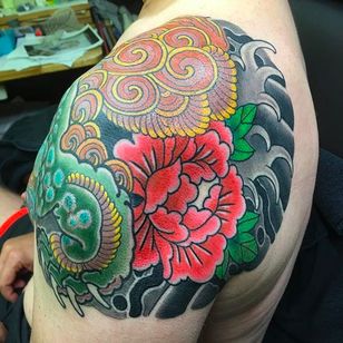 Parte superior de un tatuaje de pecho a hombro realizado por Amar Goucem, gran trabajo en la flor real y el perro foo.  #AmarGoucem #dragontattooNL #JapaneseStyle #horimono #foodog #peony
