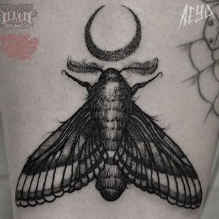 Tatuaje de polilla por Alex Underwood