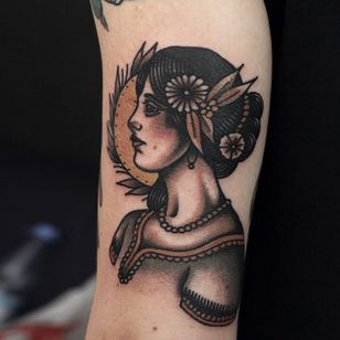 Tatuaje de una bella dama hecho por Ibi Rothe.  #IbiRothe #traditionaltattoo #fat tattoos #girl tattoo