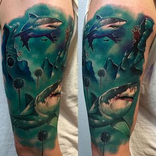 Gran escena submarina del tiburón blanco de Audie Fulfer Jr.  #realismo #colorrealismo #AudieFulferJr #AudieFulfer #tiburón #mar #océano #granblanco #grantiburónblanco