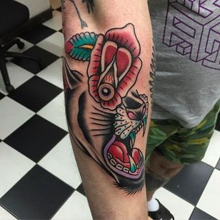 Panther rose morph tattoo, increíble trabajo de Tattoo Rome.  #TattooRom #panther #rose #traditional