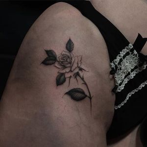 Kane Trubenbacher (IG—kanetrubenbacher) excels at bringing out the delicacy in imagery like roses. #blackandgrey #delicate #KaneTrubenbacher #rose #small