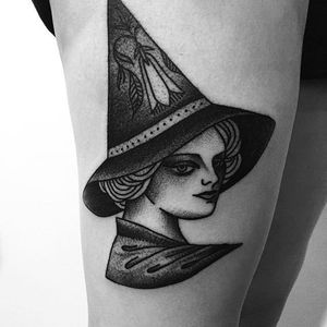 Amazing portrait of a lady with a pointy hat. #MacarenaSepulveda #witch #blackwork #portrait