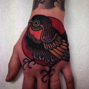 Tatuaje de pájaro de Koji Ichimaru #bird #japanesebird #japanese #japaneseart #traditionaljapanese #japaneseartist #KojiIchimaru #hand
